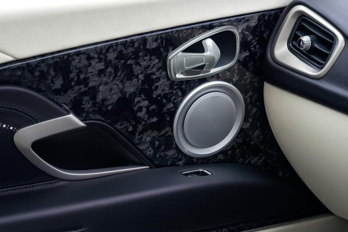 Vista del exquisito acabado en panel de puerta del DB11.