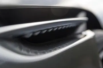 Primer plano del sistema de ventilación del Aston Martin DB11.