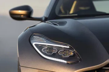 Primer plano del faro LED distintivo del Aston Martin DB11.