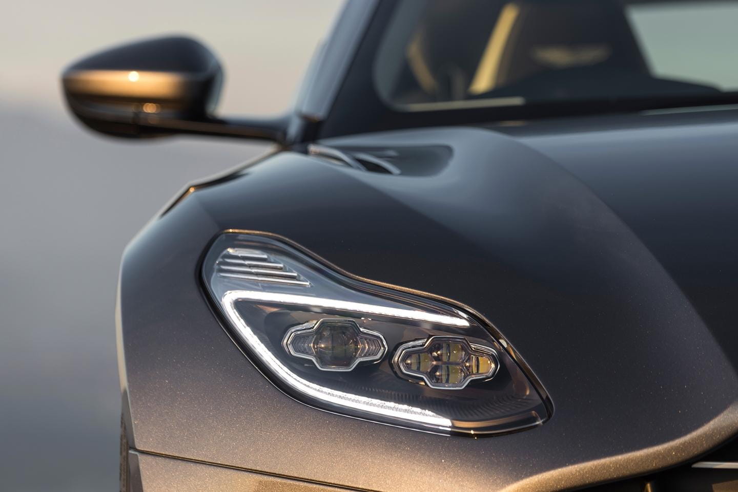 Primer plano del faro LED distintivo del Aston Martin DB11.