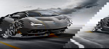 Vista dinámica del Lamborghini Centenario enfatizando su diseño agresivo.