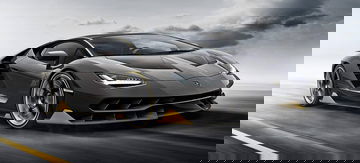 Vista angular del Lamborghini Centenario destacando su afilada silueta delantera.