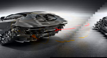 Vista trasera y lateral del Lamborghini Centenario mostrando su diseño aerodinámico.