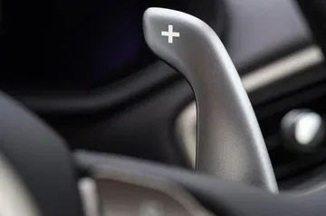 Vista detallada de la leva de cambio en el volante del Aston Martin DB11.