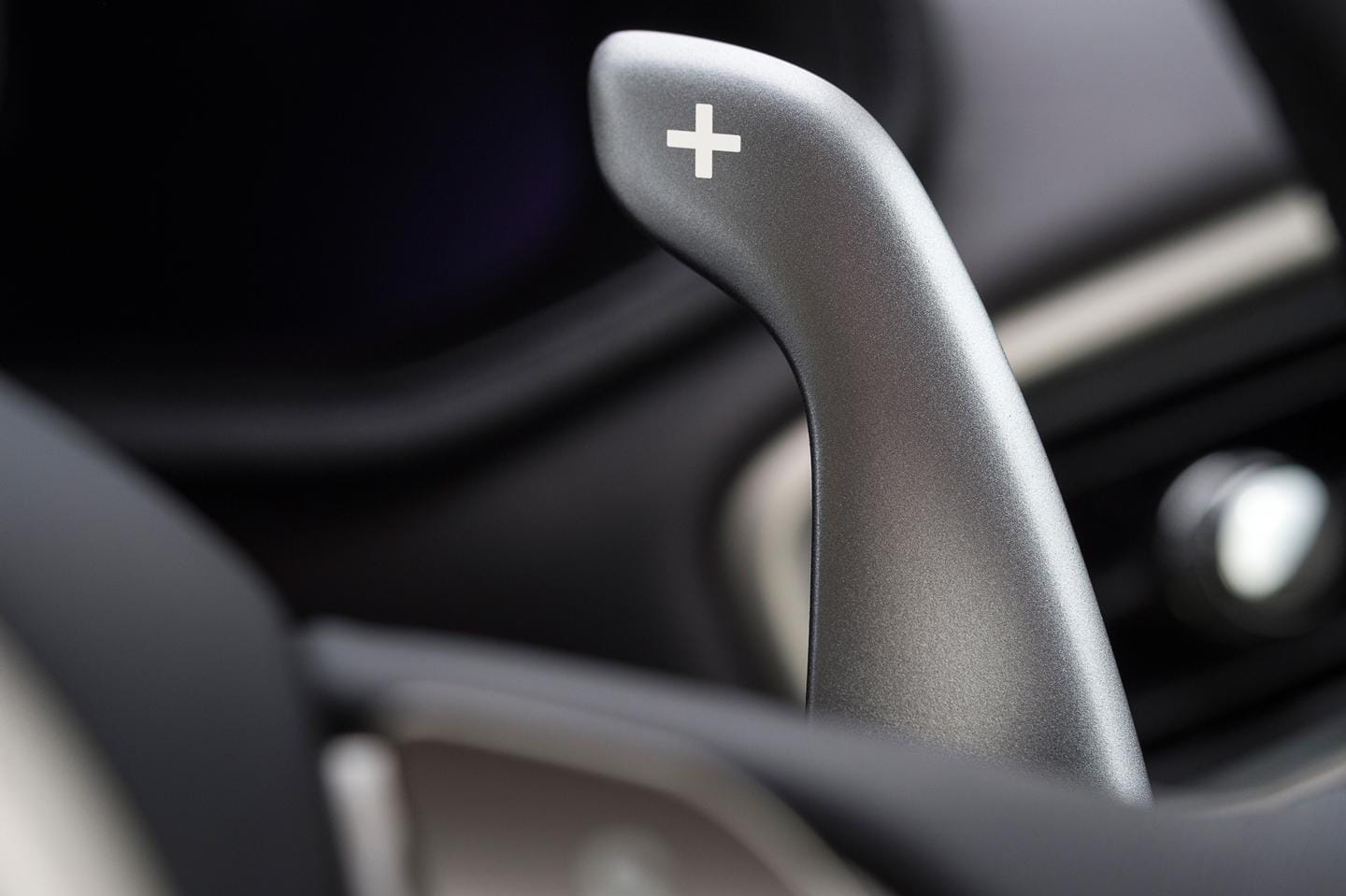 Vista detallada de la leva de cambio en el volante del Aston Martin DB11.