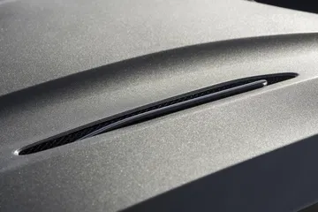 Entrada de aire sobre el capó que optimiza la aerodinámica.