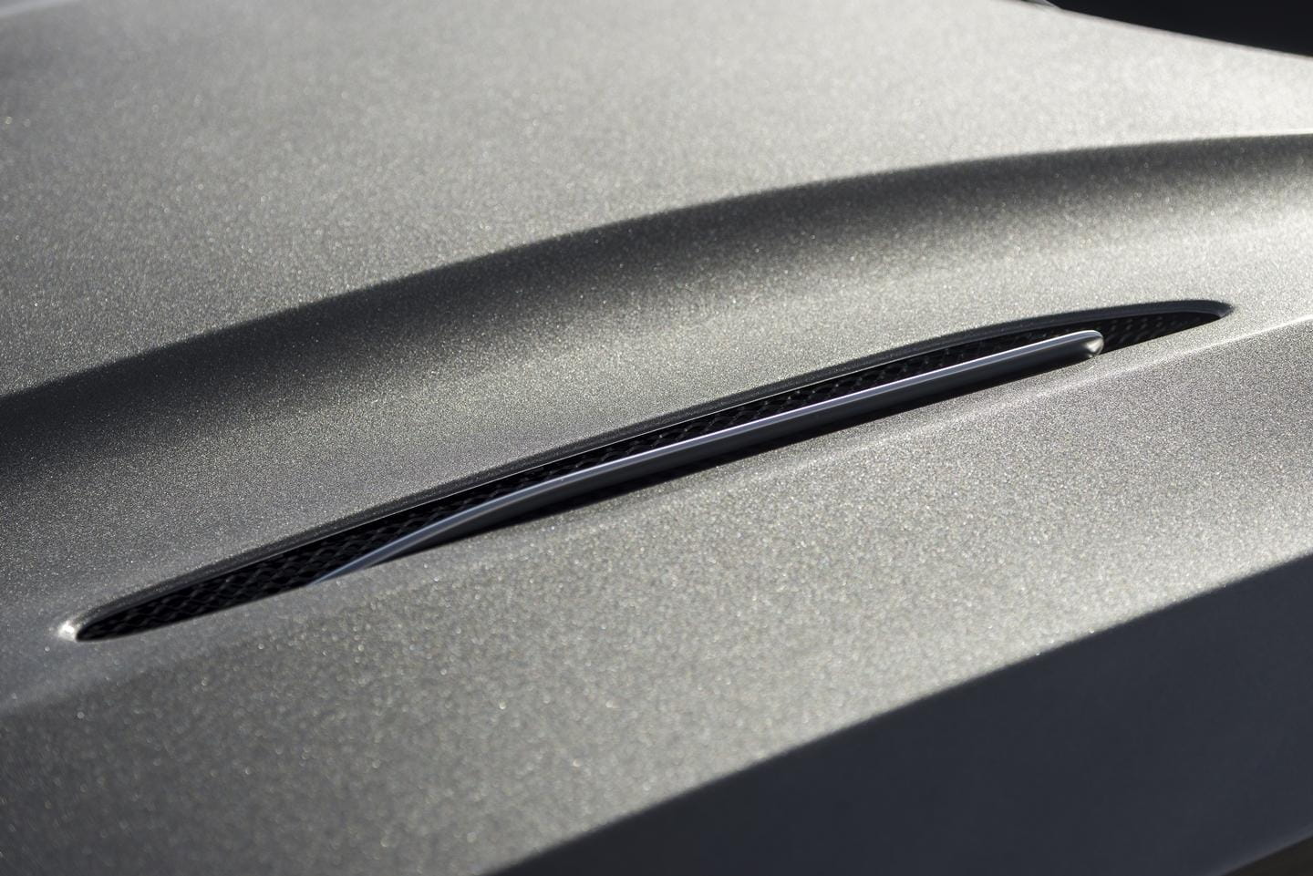 Entrada de aire sobre el capó que optimiza la aerodinámica.