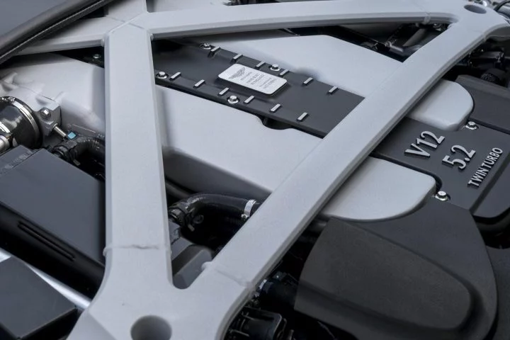 Vistazo al corazón del Aston Martin DB11, enfocado en el V12 biturbo.