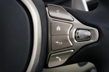 Control de mandos integrados en el volante del Aston Martin DB11.