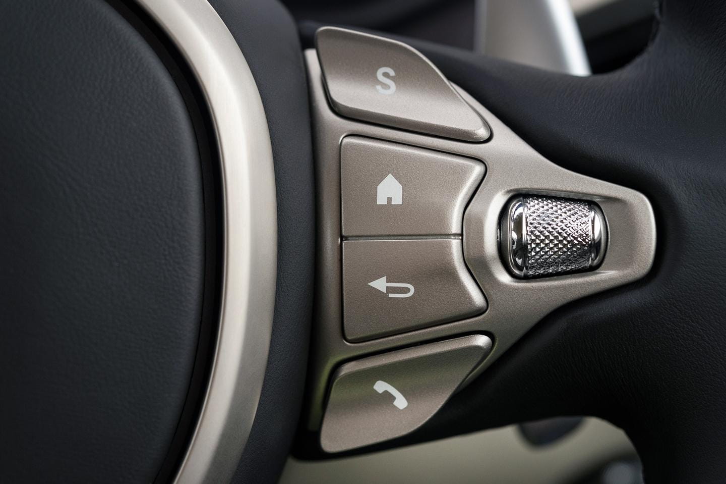 Control de mandos integrados en el volante del Aston Martin DB11.
