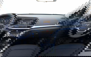 Vista del habitáculo enfocando asientos y consola central del Hyundai Elantra.