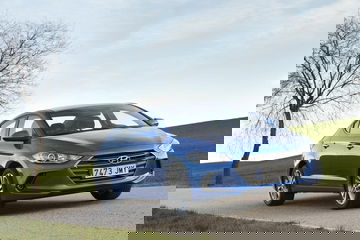 Vista dinámica del Hyundai Elantra realzando su diseño aerodinámico y líneas elegantes.