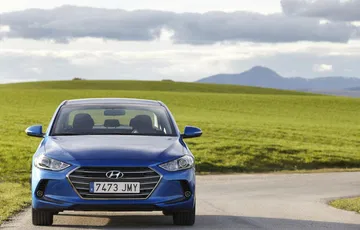 Vista frontal del Hyundai Elantra mostrando su distintiva parrilla y faros.