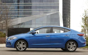 Vista lateral del Hyundai Elantra mostrando líneas aerodinámicas.