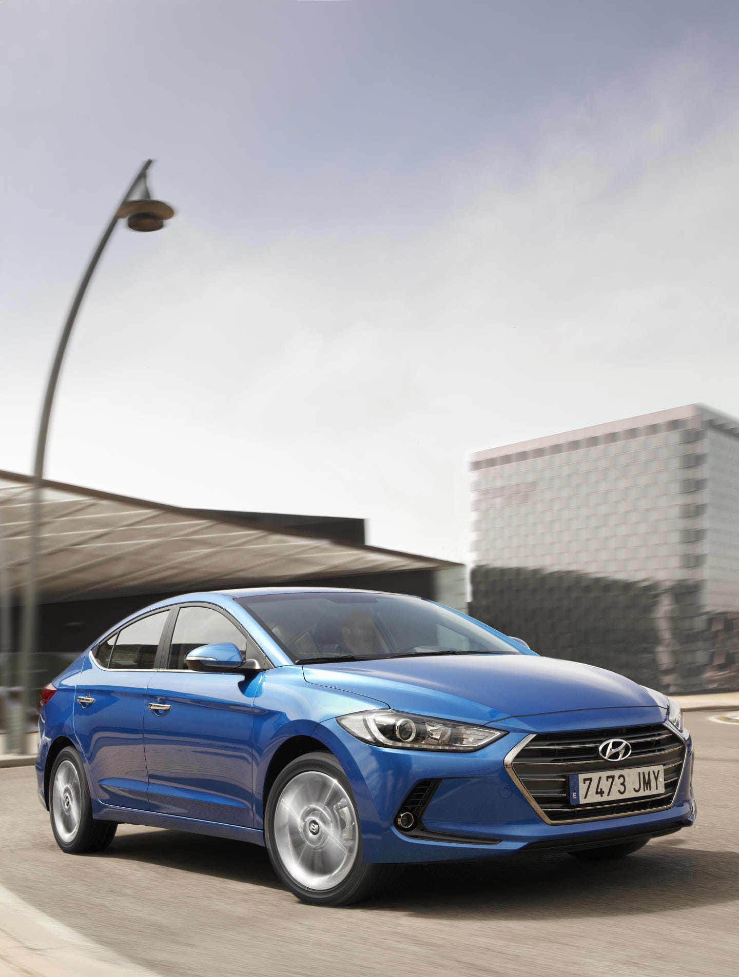 Vista lateral del Hyundai Elantra en movimiento, mostrando su línea aerodinámica.