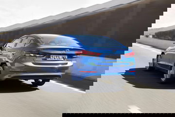 Silueta dinámica del Hyundai Elantra mostrando su trasera y perfil lateral.