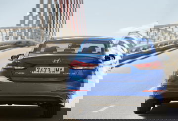 Vista trasera Hyundai Elantra destacando su diseño y luces características