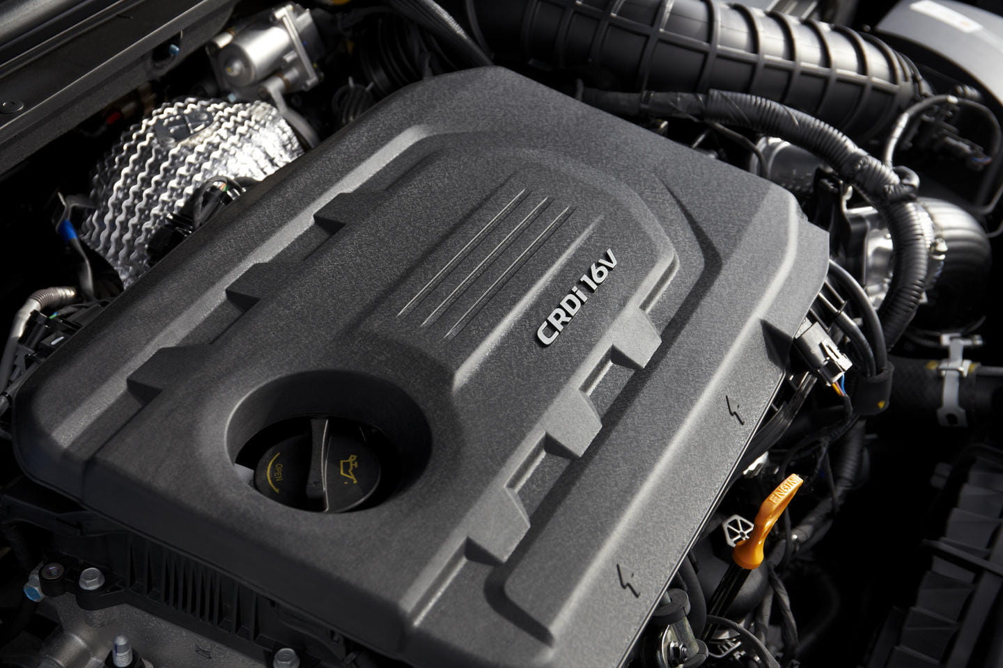 Imagen del motor GDI de un Hyundai Elantra, mostrando su diseño compacto y moderno.