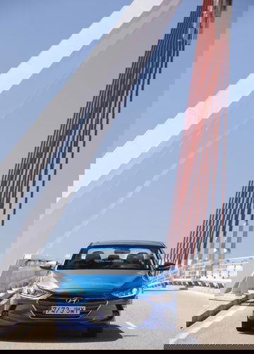 La imagen muestra la parte superior del Hyundai Elantra destacando su techo.