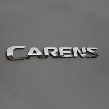 Vista cercana del emblema distintivo del Kia Carens.