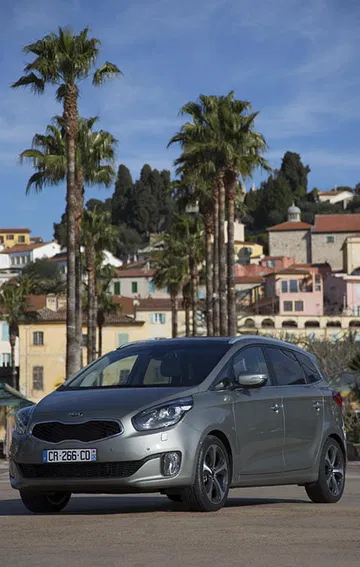 Vista lateral del Kia Carens aparcado en un entorno urbano