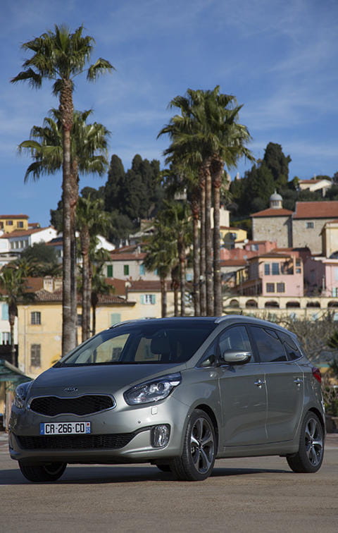 Vista lateral del Kia Carens aparcado en un entorno urbano