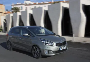 Vista lateral del Kia Carens que muestra su diseño y llantas
