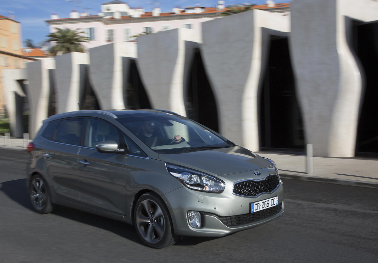 Vista lateral del Kia Carens que muestra su diseño y llantas