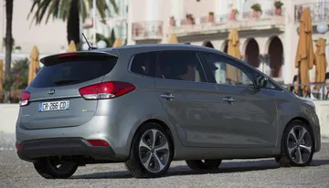 Perfil lateral del Kia Carens destacando su diseño de carrocería.