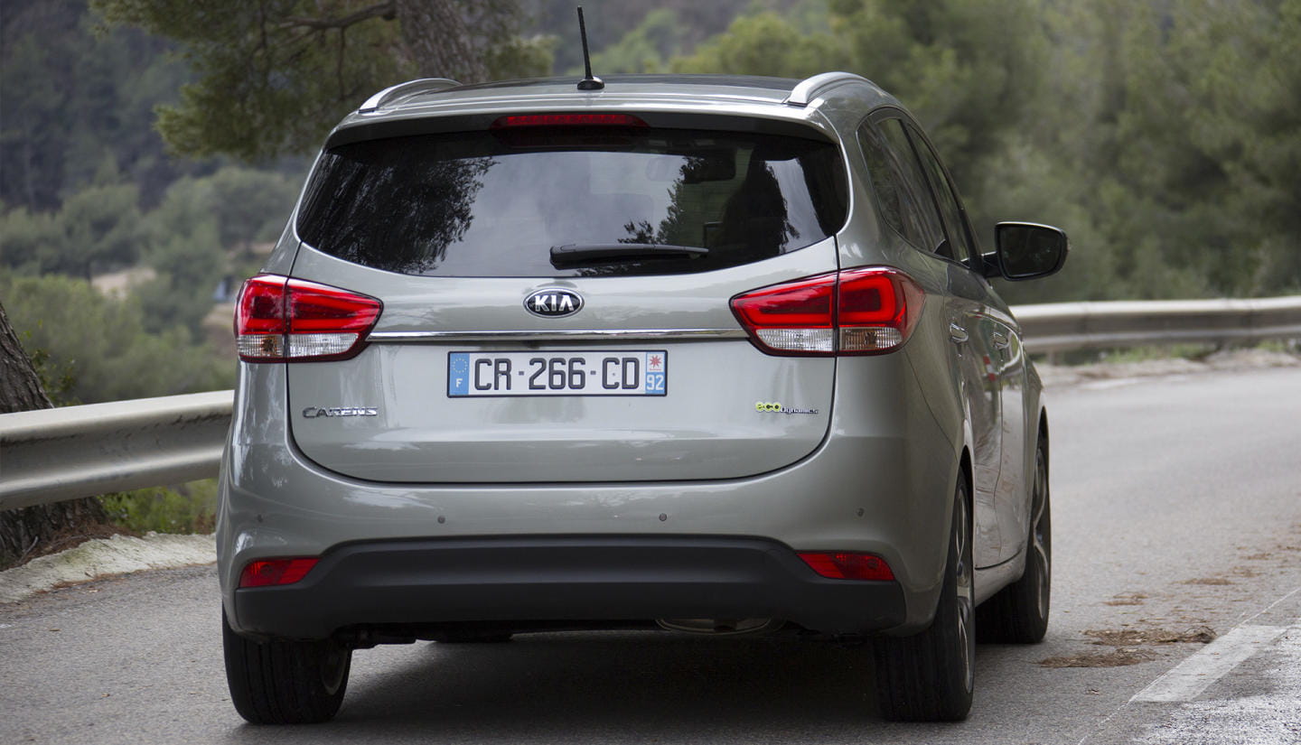 Vista trasera del Kia Carens destacando sus pilotos y diseño de parachoques