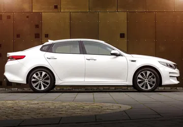 Vista lateral del Kia Optima PHEV que muestra su diseño aerodinámico.