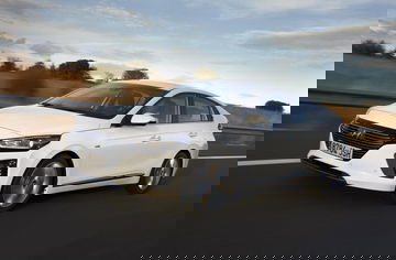 Vista angular del Hyundai IONIQ destacando su diseño aerodinámico.