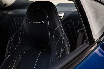 Detalle del asiento deportivo con bordado Vanquish S.