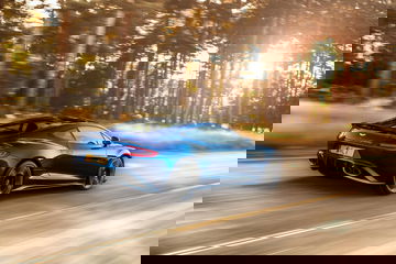 Vista dinámica del Vanquish S en movimiento, destacando su línea lateral.
