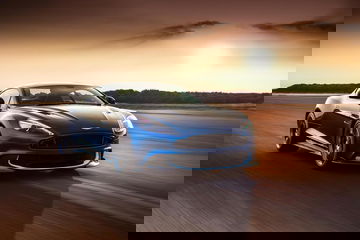 El Aston Martin Vanquish S deslumbra con su porte atlético en la pista.