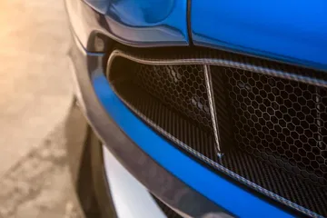 Primer plano de la distintiva parrilla del Aston Martin Vanquish S.