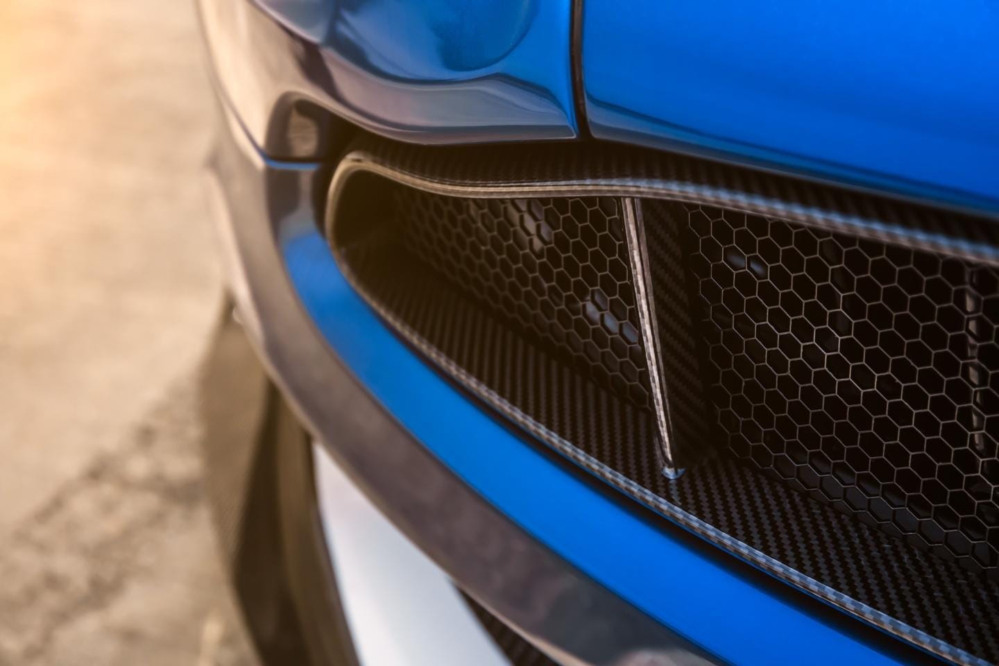 Primer plano de la distintiva parrilla del Aston Martin Vanquish S.