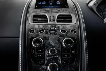 Consola central del Aston Martin Vanquish S con acabados de lujo.