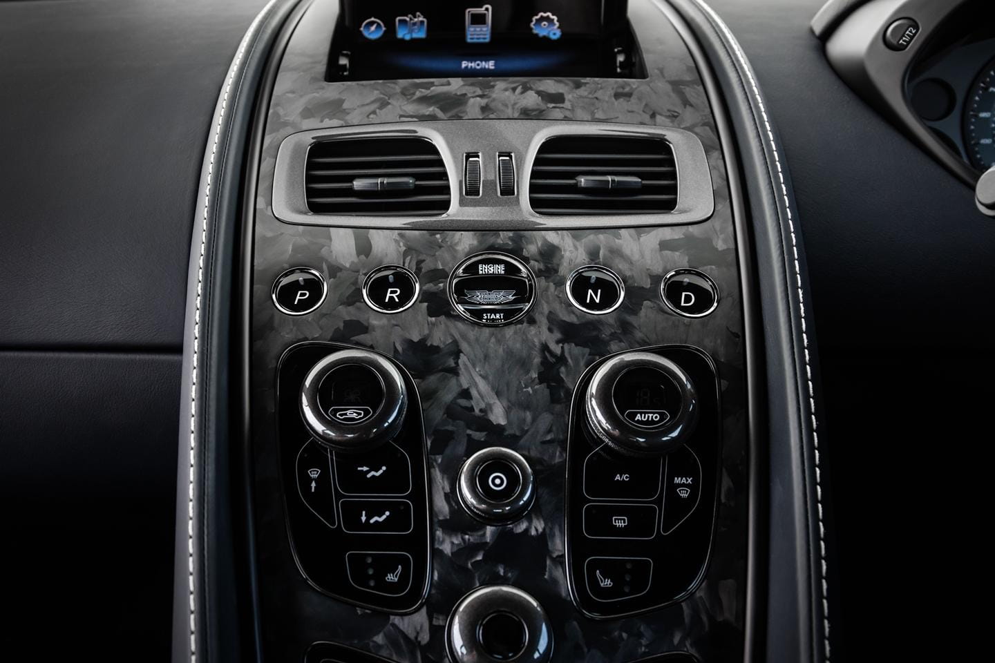 Consola central del Aston Martin Vanquish S con acabados de lujo.