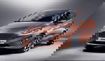 Vista frontal y lateral del Ford Fiesta destacando su diseño dinámico.