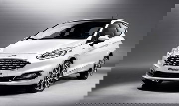 El Ford Fiesta muestra su dinámico diseño frontal y líneas laterales.