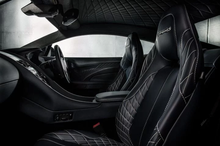Vista de los asientos de cuero deportivos del Aston Martin Vanquish S.