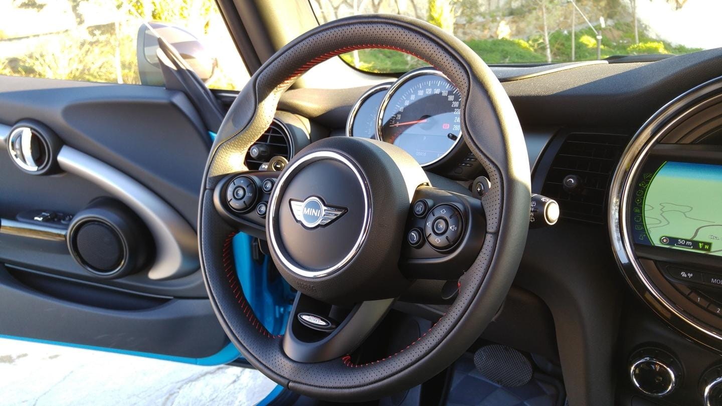 Garaje Diariomotor: festín de accesorios y botón diabólico en el MINI  Cooper S que estamos probando