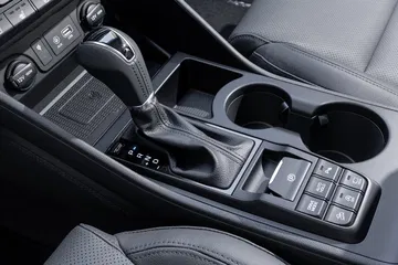 Vista de la consola central del Hyundai Tucson con acabados modernos.