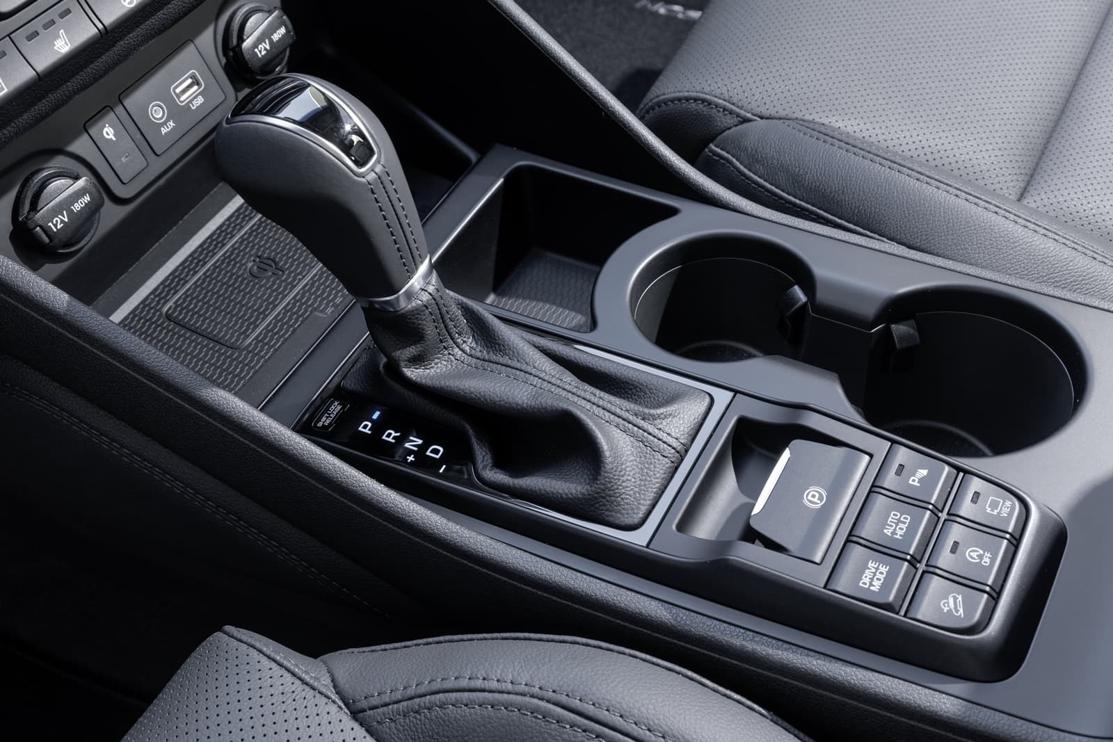 Vista de la consola central del Hyundai Tucson con acabados modernos.