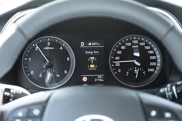 Vista del cuadro de instrumentos analógico con pantalla central del Hyundai Tucson.