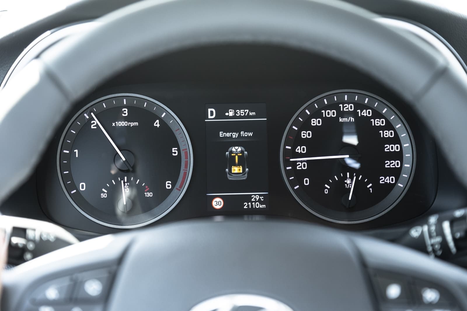 Vista del cuadro de instrumentos analógico con pantalla central del Hyundai Tucson.