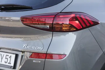 Vista en detalle de la luz trasera del Hyundai Tucson, diseño moderno y estilizado.