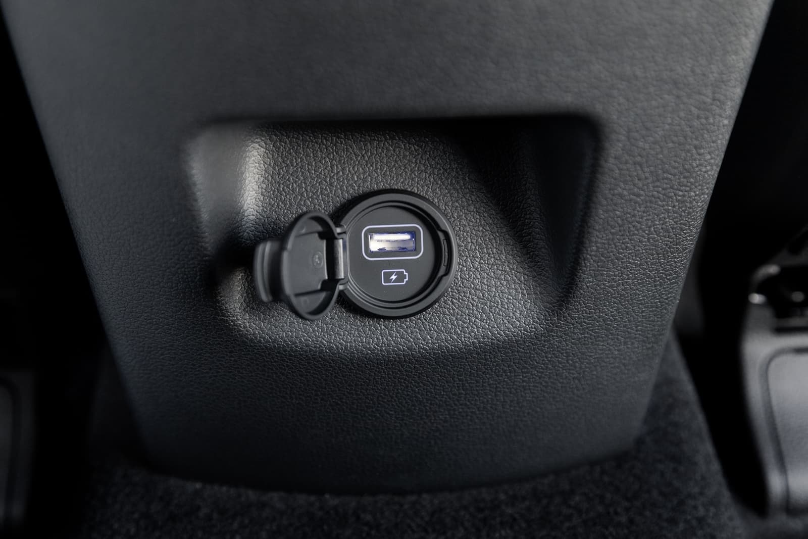 Vista del puerto USB para pasajeros en Hyundai Tucson.