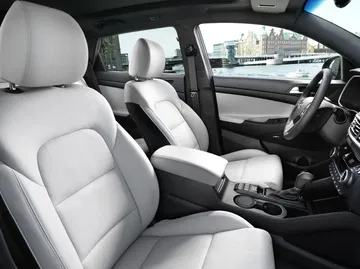 Vista parcial de los asientos delanteros del Hyundai Tucson, destacando su tapicería y ergonomía.